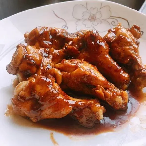 红烧鸡腿 一盘红烧鸡腿，美味又下饭，特别入味，下饭，一个人可以吃一盘，简直太香啦。 用料 · 鸡腿（6只） · 姜（几片） · 白糖（1勺） · 酱油（2勺）
